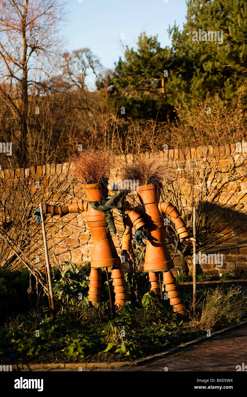 Vaso di fiori a scarecrows RHS Rosemoor nel Devon, Inghilterra, Regno Unito Foto Stock