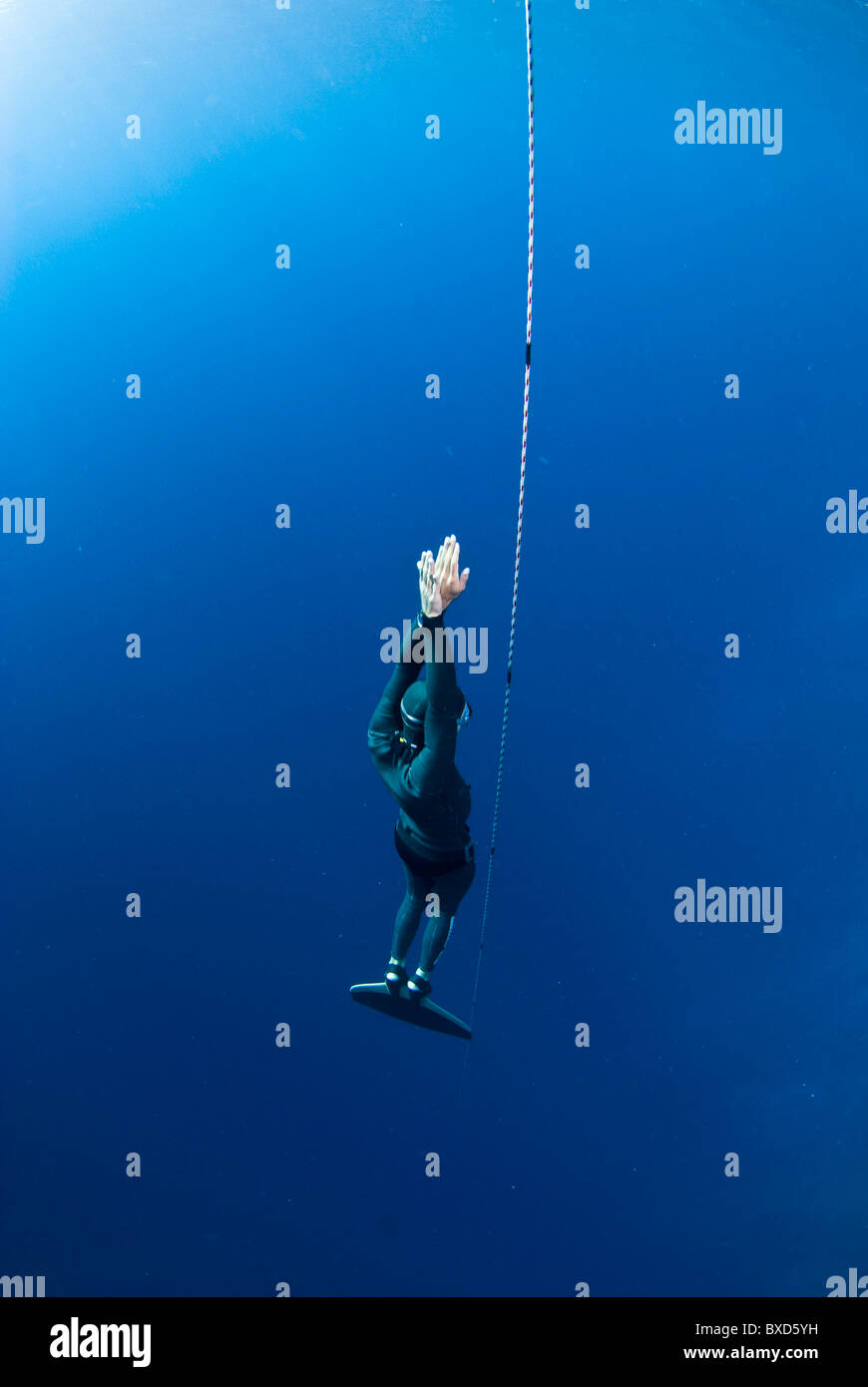 Libera i subacquei nel buco blu, Dahab, Egitto, Mar Rosso Foto Stock