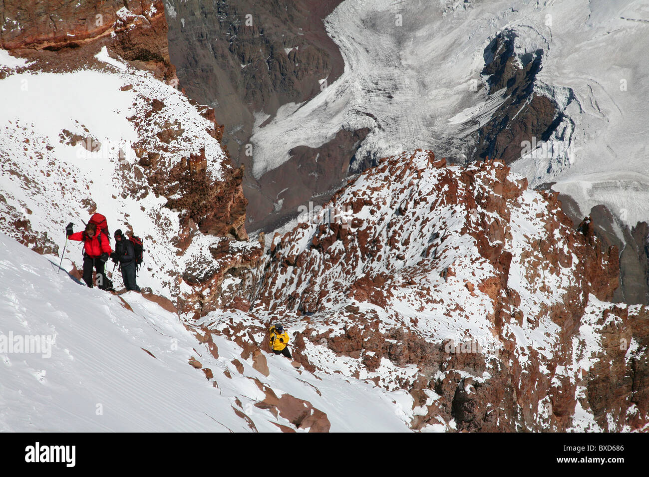 Gli alpinisti a 22,400ft su La Canaleta superiore vicino alla vetta del monte Aconcagua, a circa 6800 metri di quota attualmente, Andes Mo Foto Stock