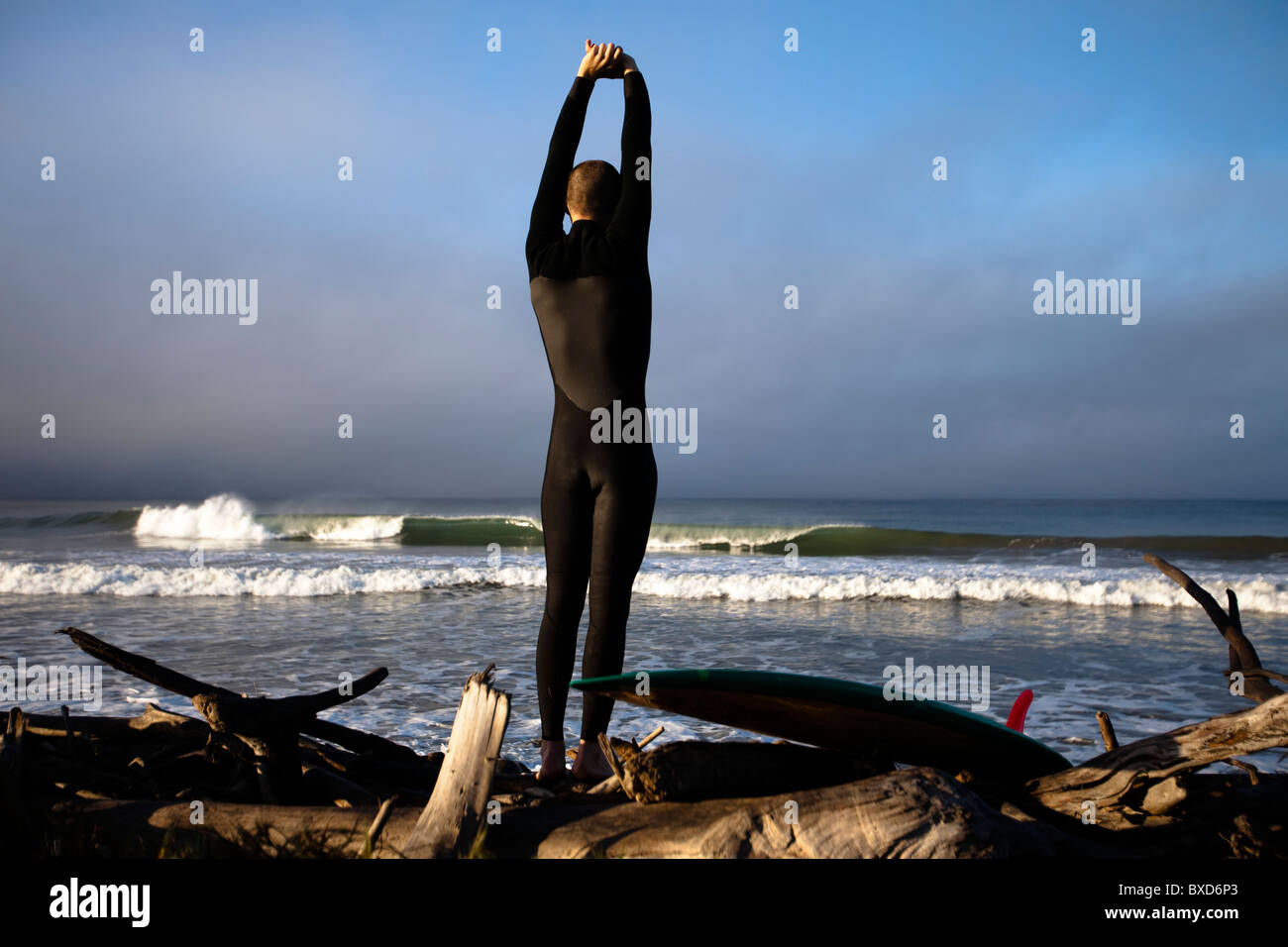 Un maschio adolescente si estende davanti a lui va il surf in Ventura, California. Foto Stock