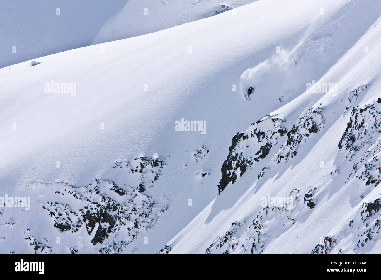 Un uomo sciare nelle Stuben, Austria backcountry. Foto Stock