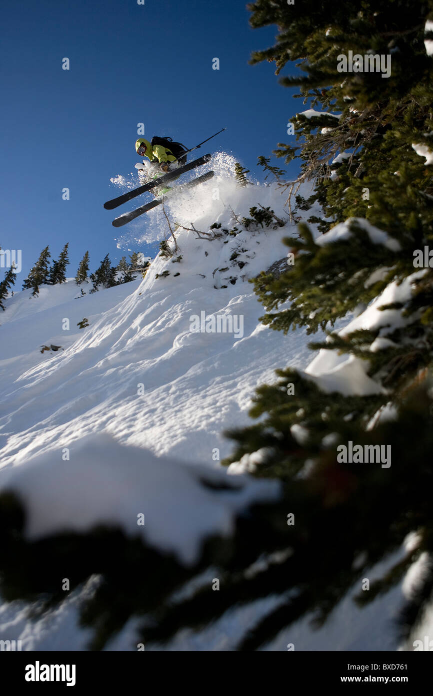 Sciatore la cattura di un po' di aria nelle montagne Wasatch. Foto Stock