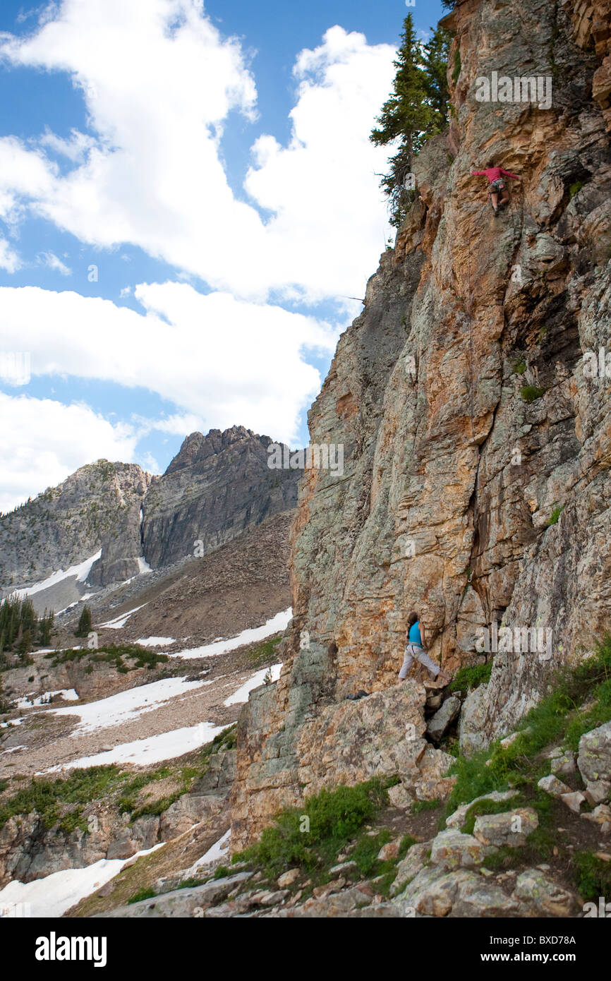 Due donne rock climbing nelle montagne Wasatch. Foto Stock