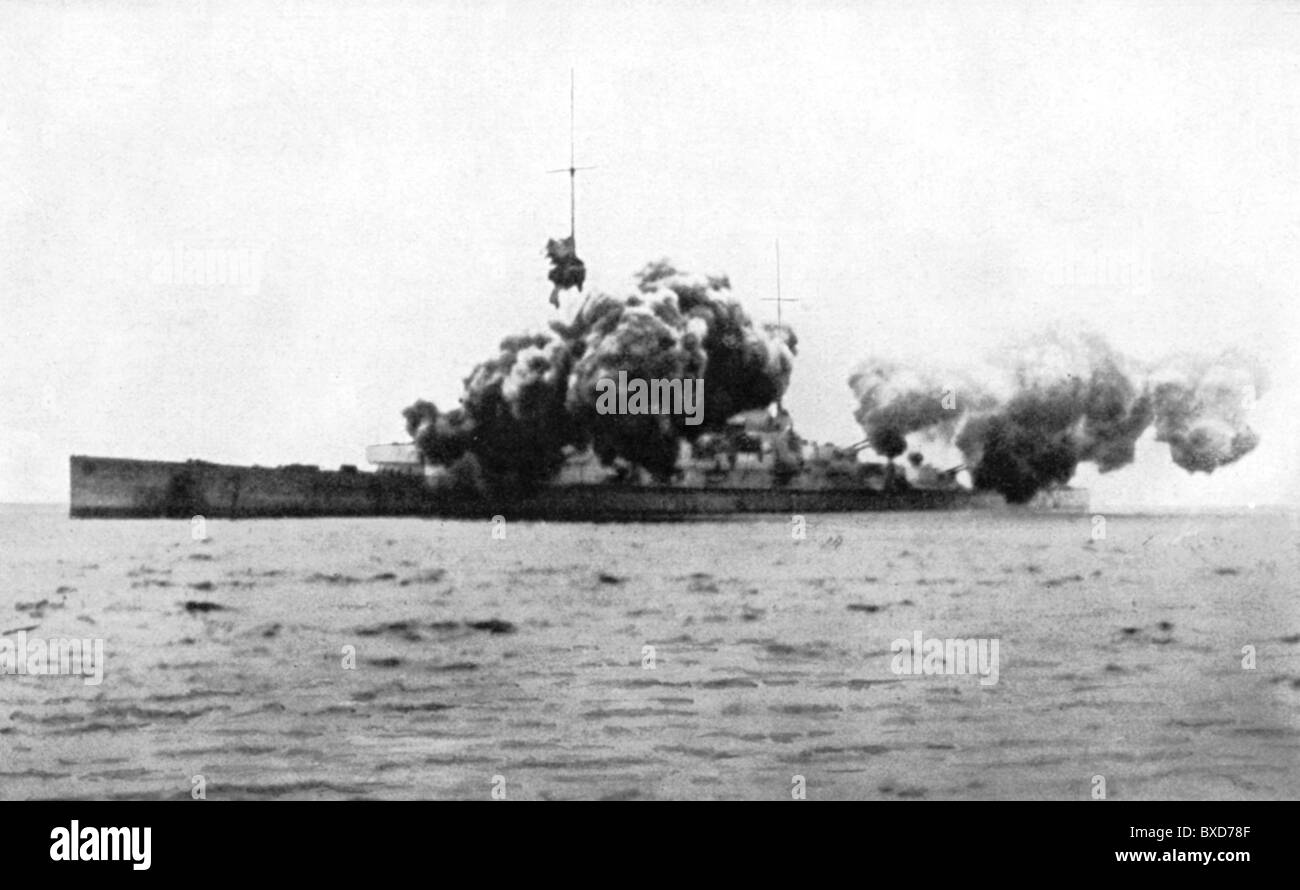 Eventi, prima guerra mondiale / prima guerra mondiale, guerra navale, Battaglia di Jutland 31.5.1916 - 1.6.1916, tedesco Battlecruiser SMS 'derfflinger' sparando un'ampia, 31.5.1916, , Additional-Rights-Clearences-Not Available Foto Stock