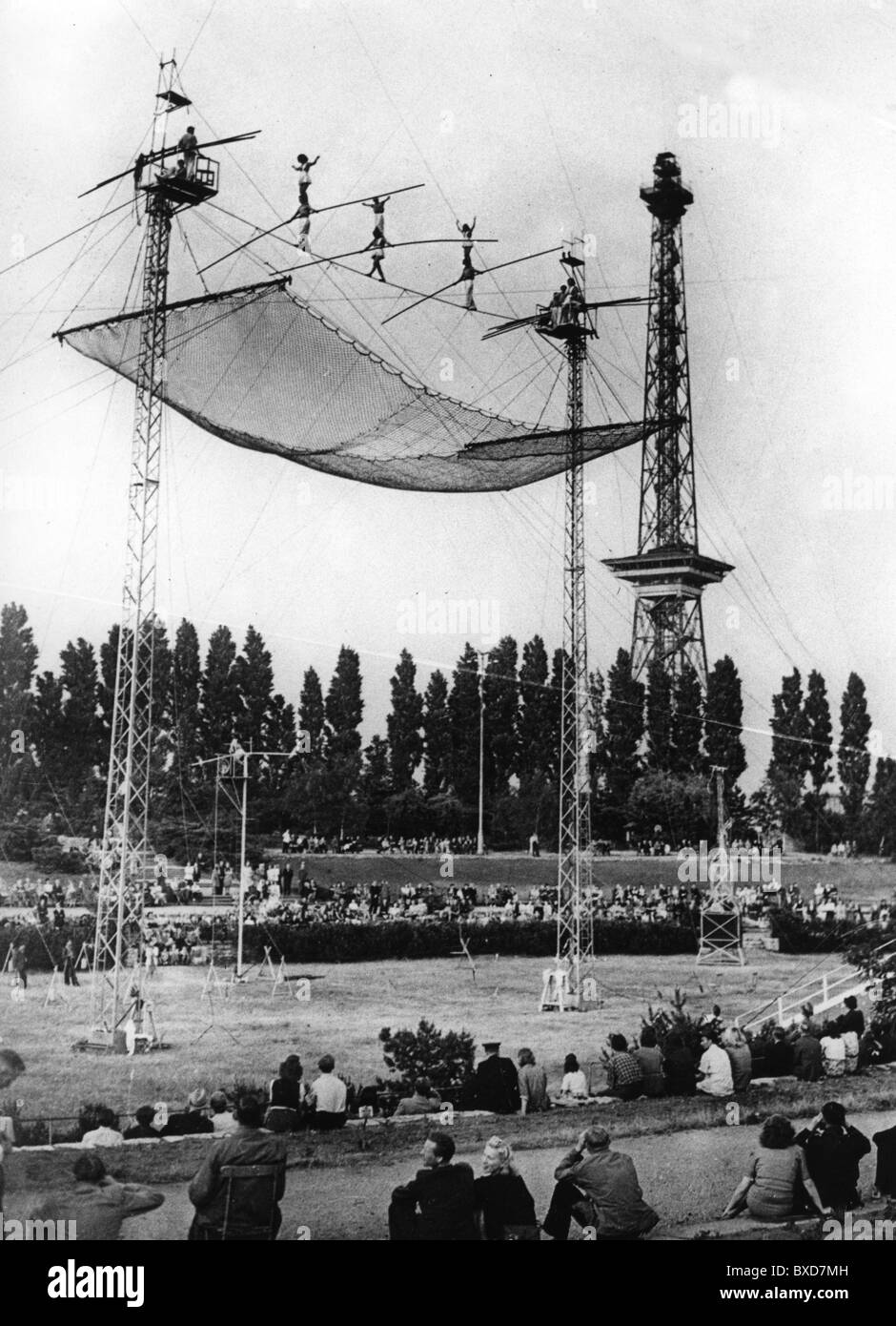 circus, acrobazie, la famiglia Mayer che esegue un atto highwire, Berlino, 4.6.1946, Additional-Rights-Clearences-non disponibile Foto Stock