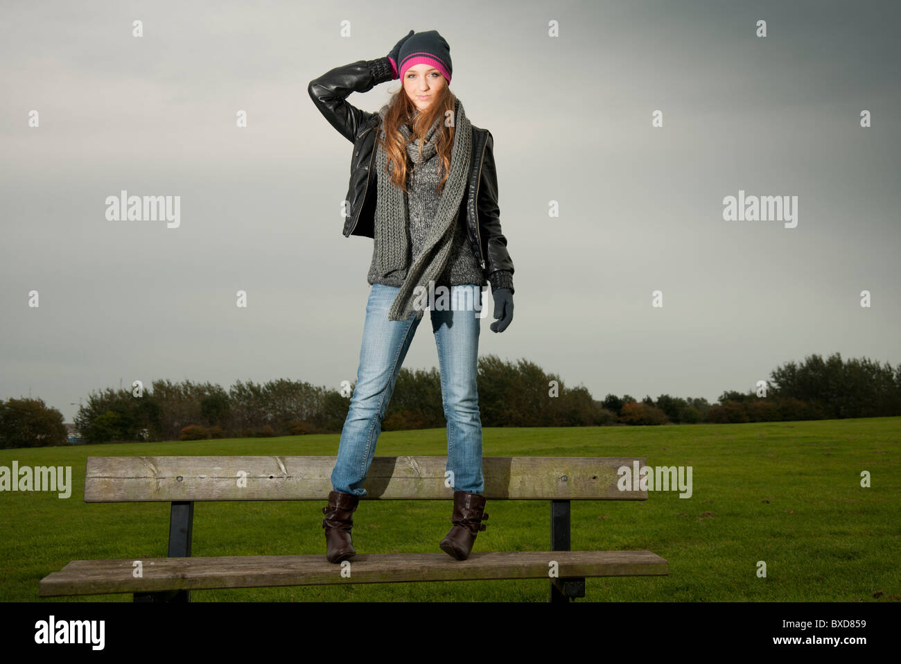 Donna in piedi su un banco di lavoro indossando vestiti di autunno Foto Stock