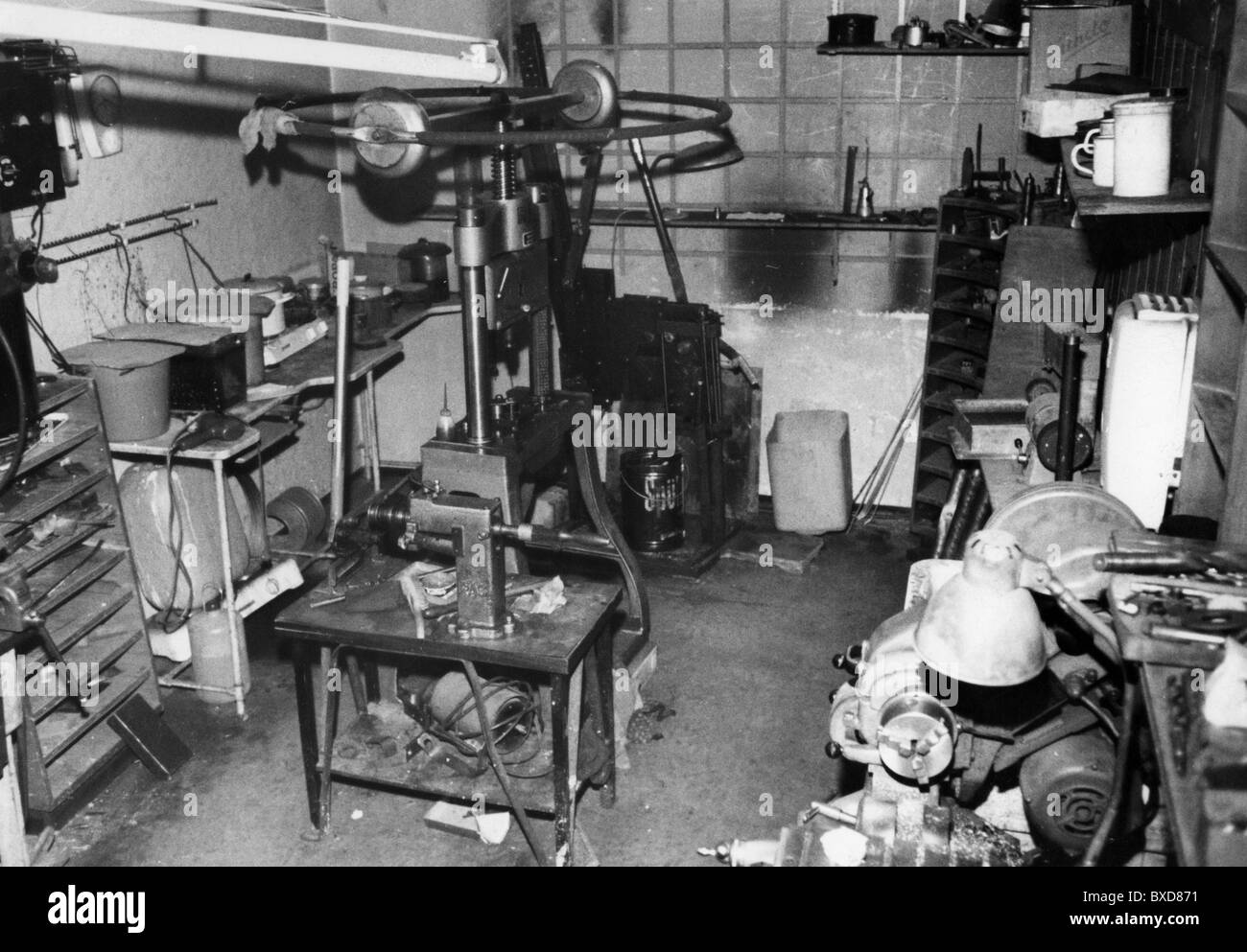 Denaro / finanza, contraffazione, negozio di falsificazione razziato 15.7.1971 a Monaco, polizia fotografia, falsificazione, monete, crimine, macchine, Germania, Baviera, Europa, 20 ° secolo, storico, anni '70, diritti aggiuntivi-clearences-non disponibile Foto Stock