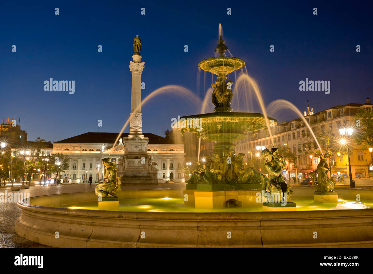 Il Portogallo, Lisbona, piazza Rossio, fontane e la statua di Dom Pedro IV Foto Stock