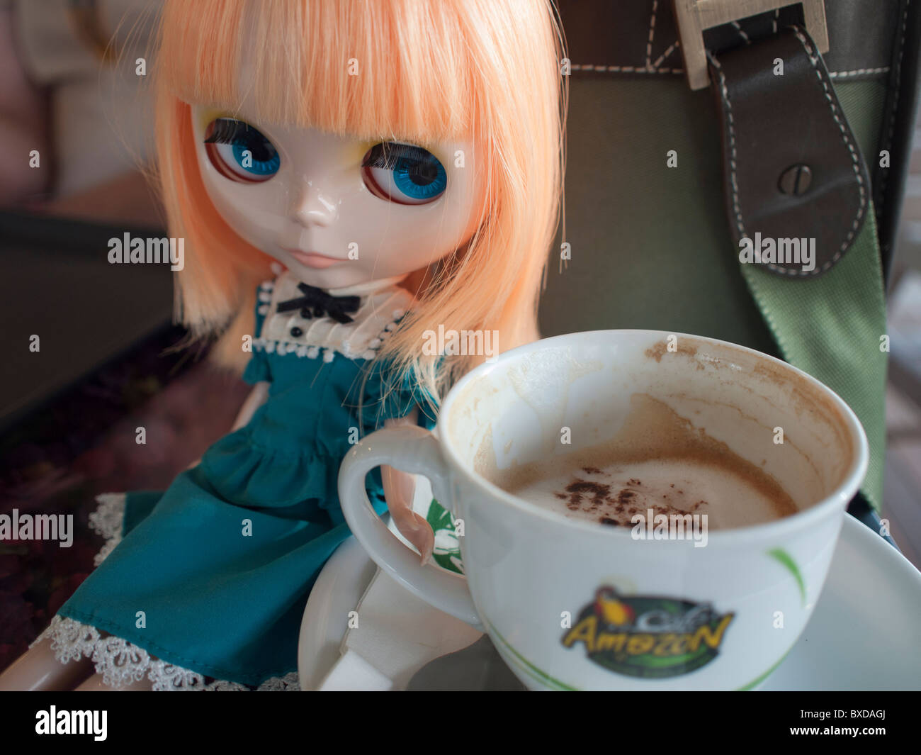 La blythe doll seduta godere di Amazon Caffè, guardando verso la telecamera  Foto stock - Alamy