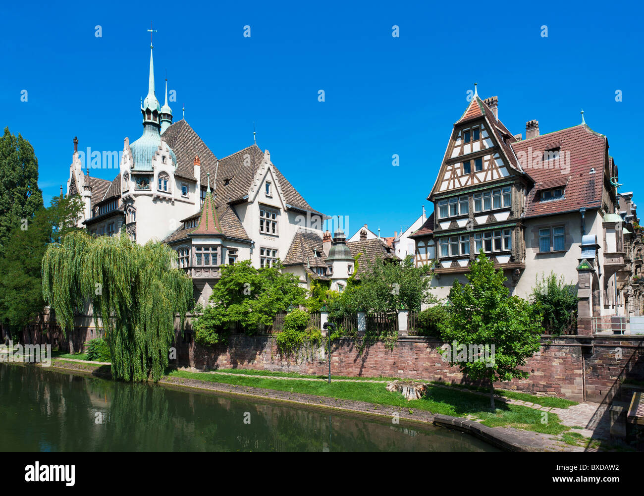 Lycée des Pontonniers internazionali di alta scuola e Alfred Marzolff house, fiume Ill, Strasburgo, Alsazia, Francia, Europa Foto Stock