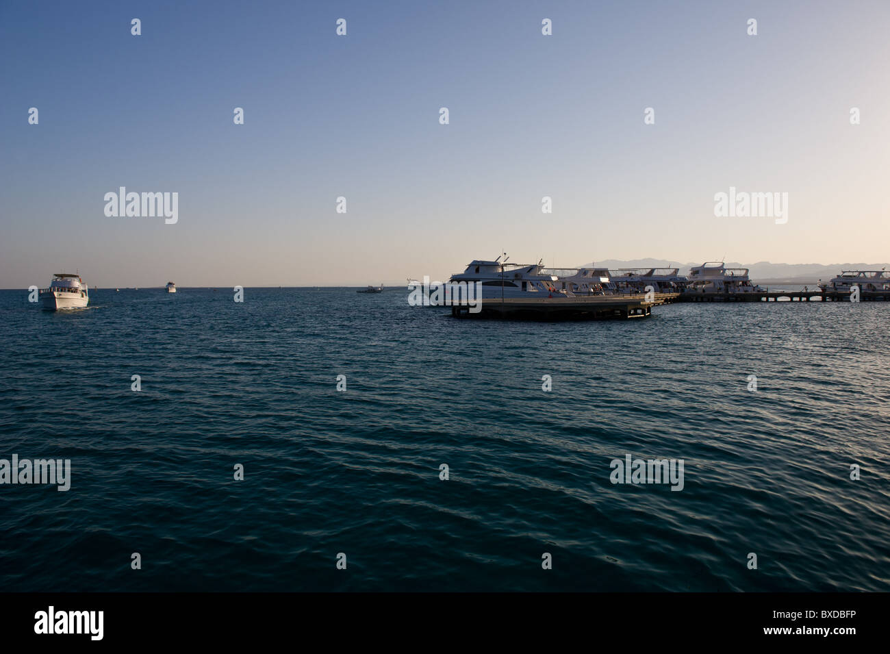 Barca ormeggiata in banchina a Soma Bay vicino a Safaga e Hurghada sulla costa del Mar Rosso di Egitto Foto Stock