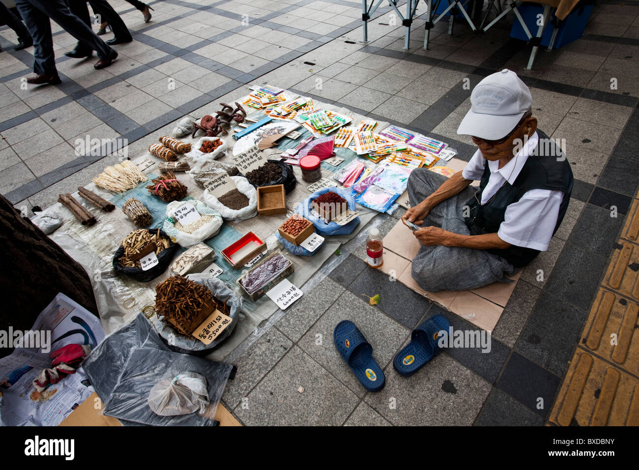 Tallone e una gioielleria e workshop in un mercato a Seul, Corea del Sud Foto Stock