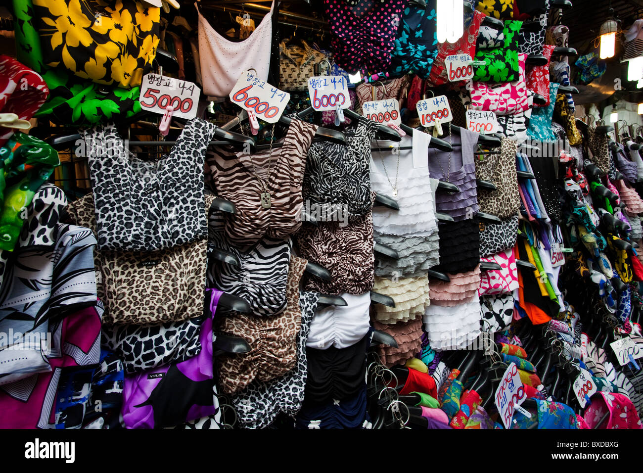Tallone e una gioielleria e workshop in un mercato a Seul, Corea del Sud Foto Stock