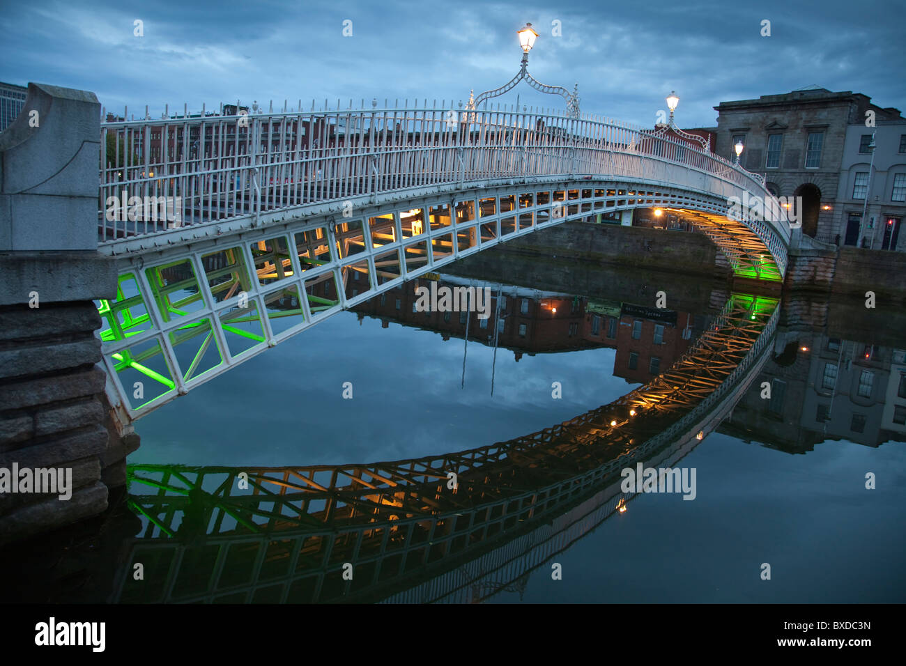 L'Ha'penny ponte sopra il fiume Liffey Dublino Irlanda al crepuscolo con illuminazione da luci Foto Stock