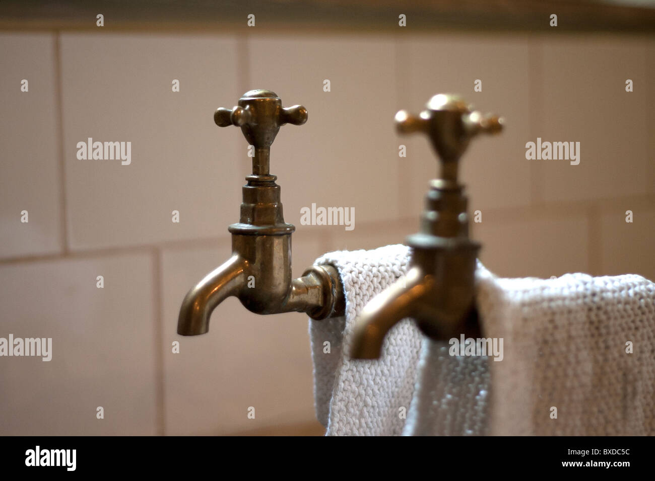 Una coppia di rame rubinetti da cucina Foto Stock