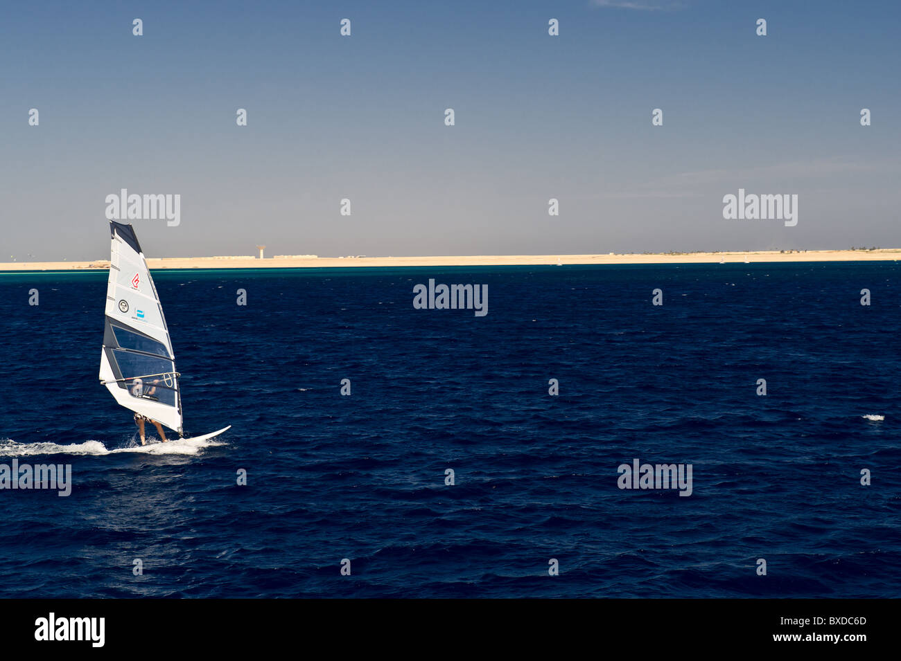 Windsurf a Soma Bay sul mar rosso nei pressi di Safaga e Hurghada, Egitto Foto Stock