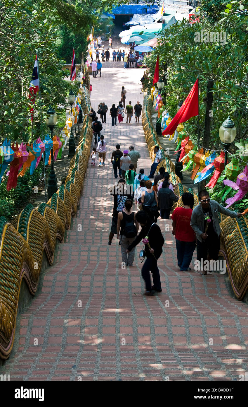 Persone che salgono e scendono i 300 gradini fino al Wat Phra That Doi Suthep a Chiang Mai in Thailandia. Foto Stock