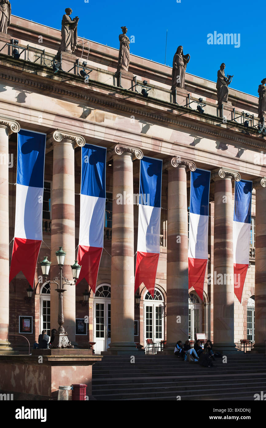 Teatro dell'Opera decorato con bandiere francesi Strasburgo Alsazia Francia Europa Foto Stock