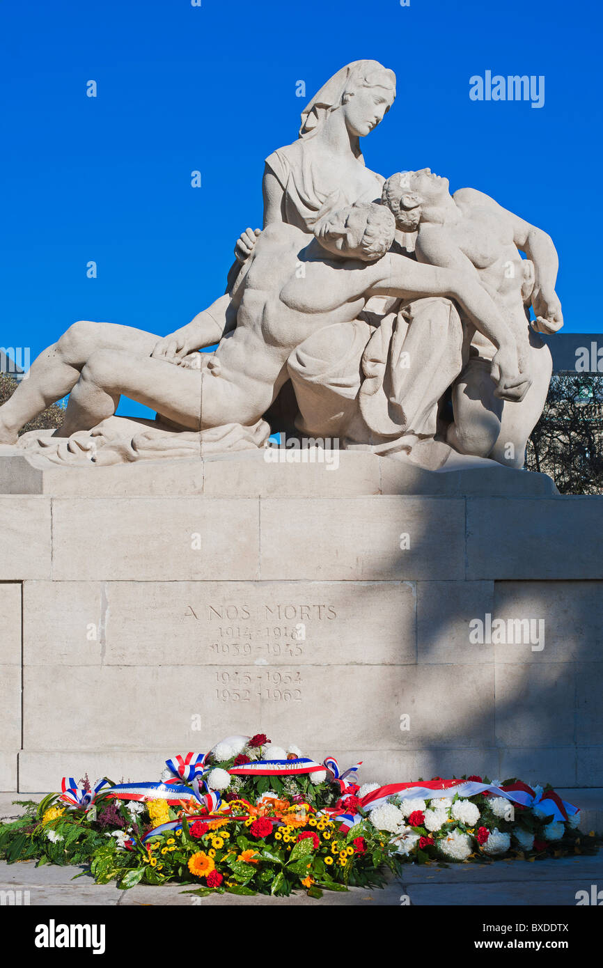 Monumento ai caduti in guerra con gli spruzzi di fiori per il giorno del ricordo, Place de la République square, quartiere Neustadt, Strasburgo, Alsazia, Francia, Europa Foto Stock