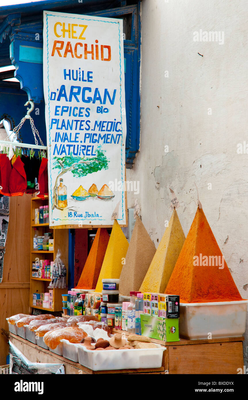Un display a colori di spezie in forma piramidale pile nel souq mercato di Essaouira, Marocco. Foto Stock