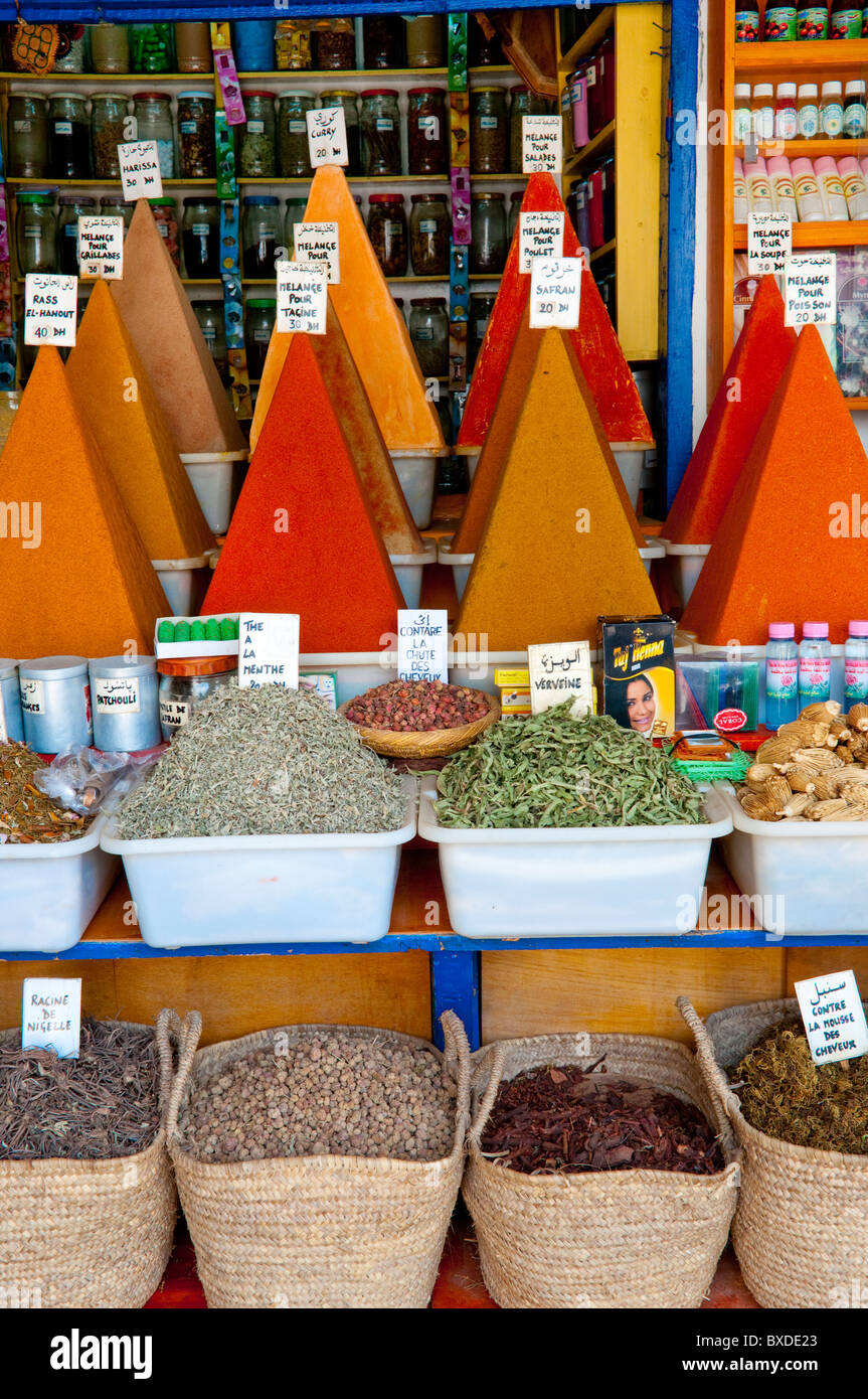 Un display a colori di spezie in forma piramidale pile nel souq mercato di Essaouira, Marocco. Foto Stock
