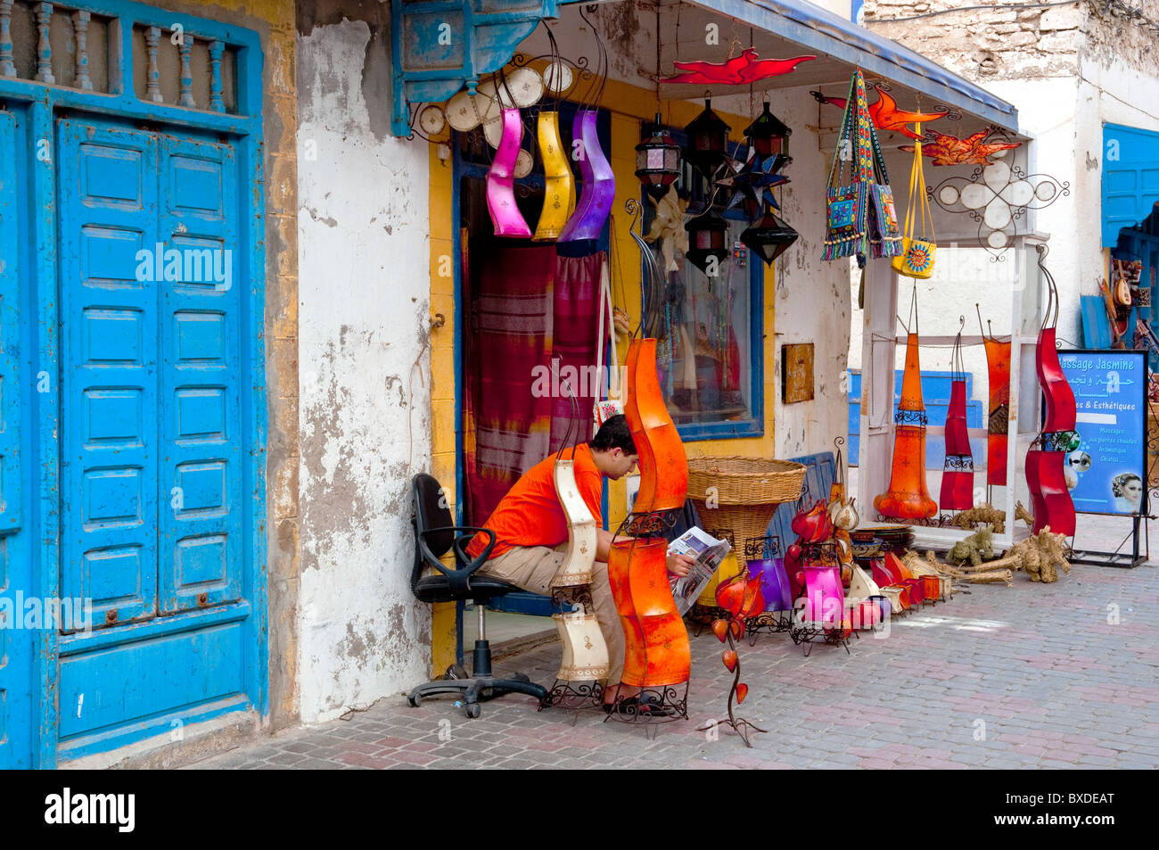 Negozi nella Medina souq mercato di Essaouira, Marocco Foto Stock