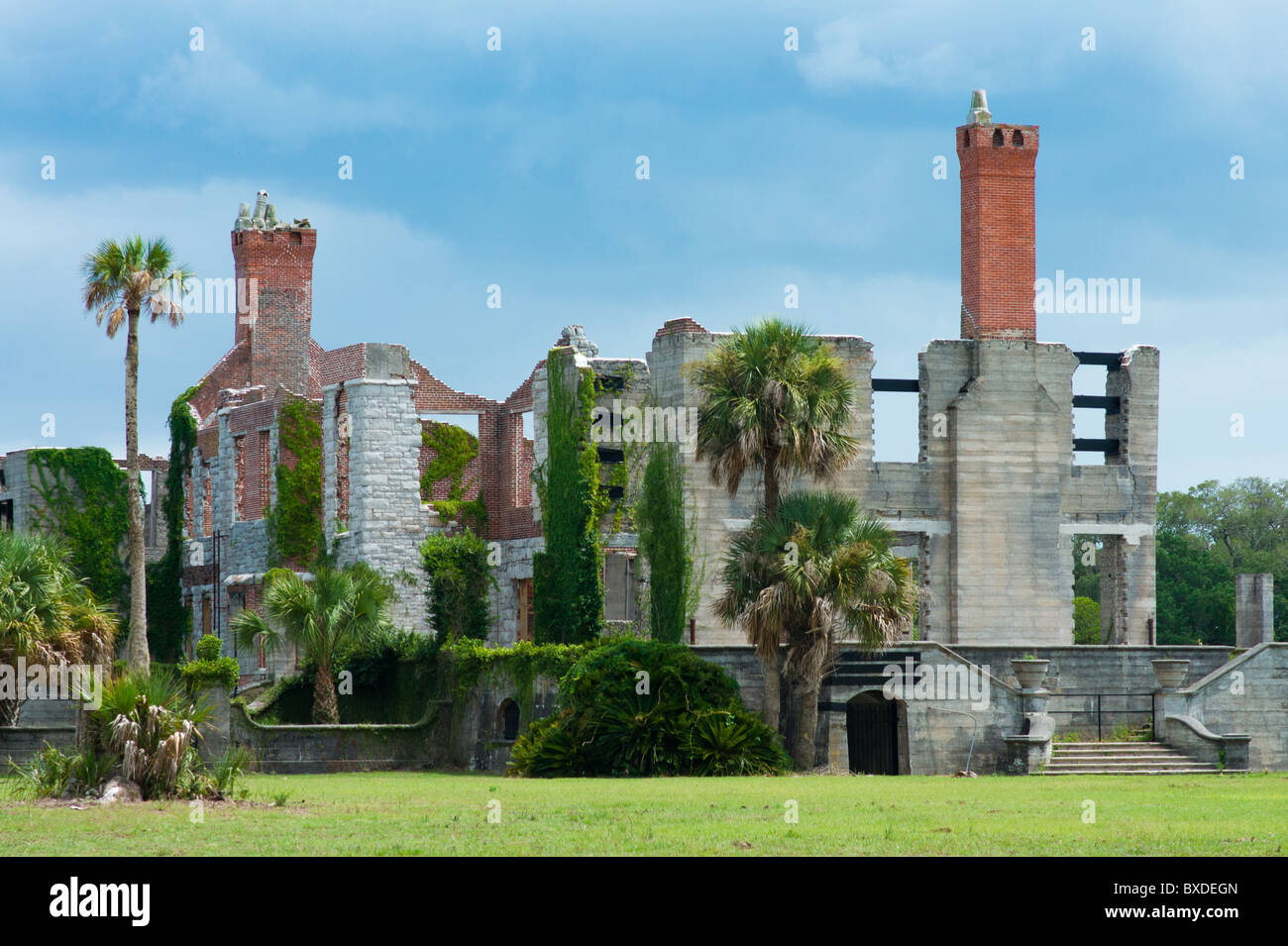 Un esotico antico edificio situato nella giungla tropicale di Cumberland Island Georgia, Oceano Atlantico Foto Stock
