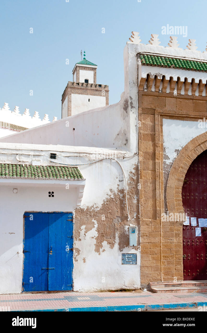 Archi e portale con attività di strada nel Souk Medina di Essaouira, Marocco. Foto Stock