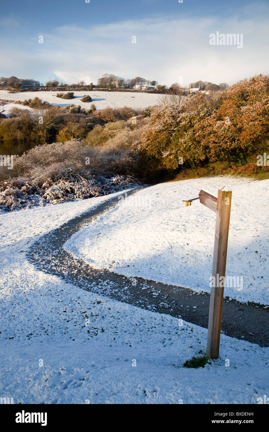 Argal serbatoio; il sentiero e firmare; inverno; Cornovaglia Foto Stock