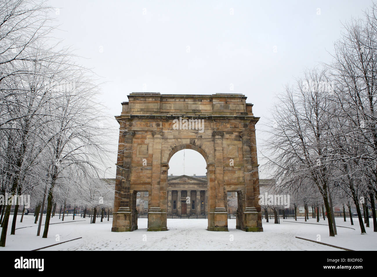 McLennan Arch nella neve situato all'entrata nord-ovest di Glasgow Green. Foto Stock