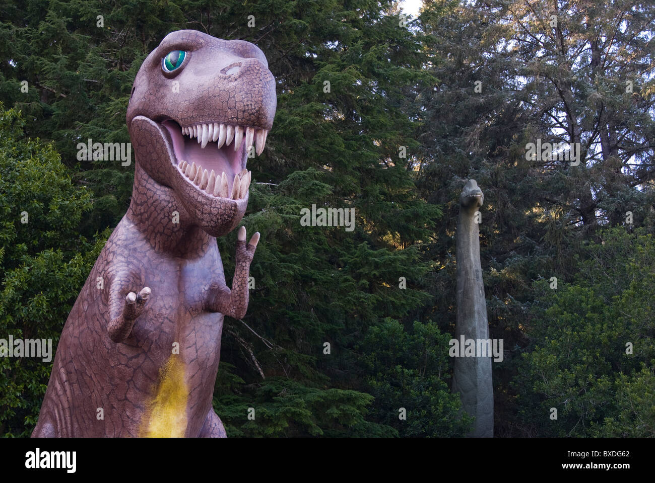 Modello di dinosauri all'ingresso alla preistoria Gardens vicino al villaggio di pescatori di Port Orford, Oregon, Stati Uniti d'America. Foto Stock