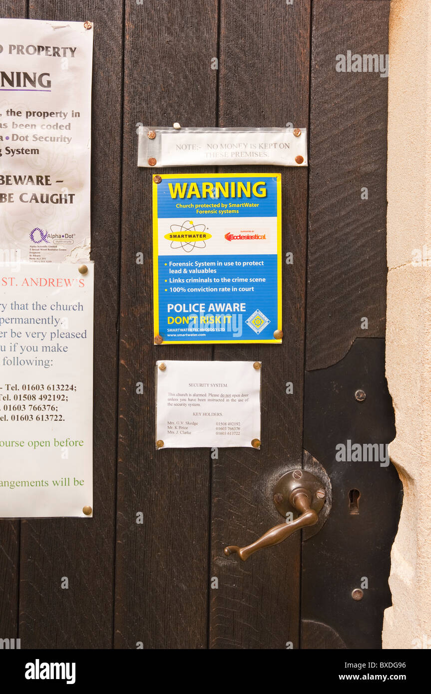 Polizia Smartwater consapevole segno di avvertimento sulla chiesa di st. Andrew in Trowse , , Norwich Norfolk , in Inghilterra , Gran Bretagna , Regno Unito Foto Stock