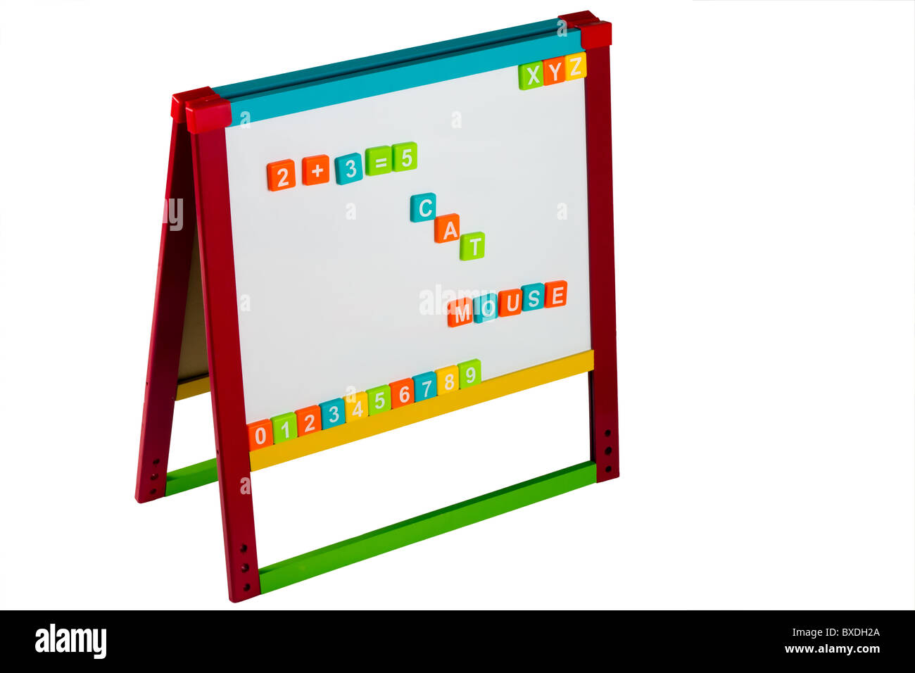 Childs lavagna con colorate lettere e numeri isolati su bianco Foto Stock