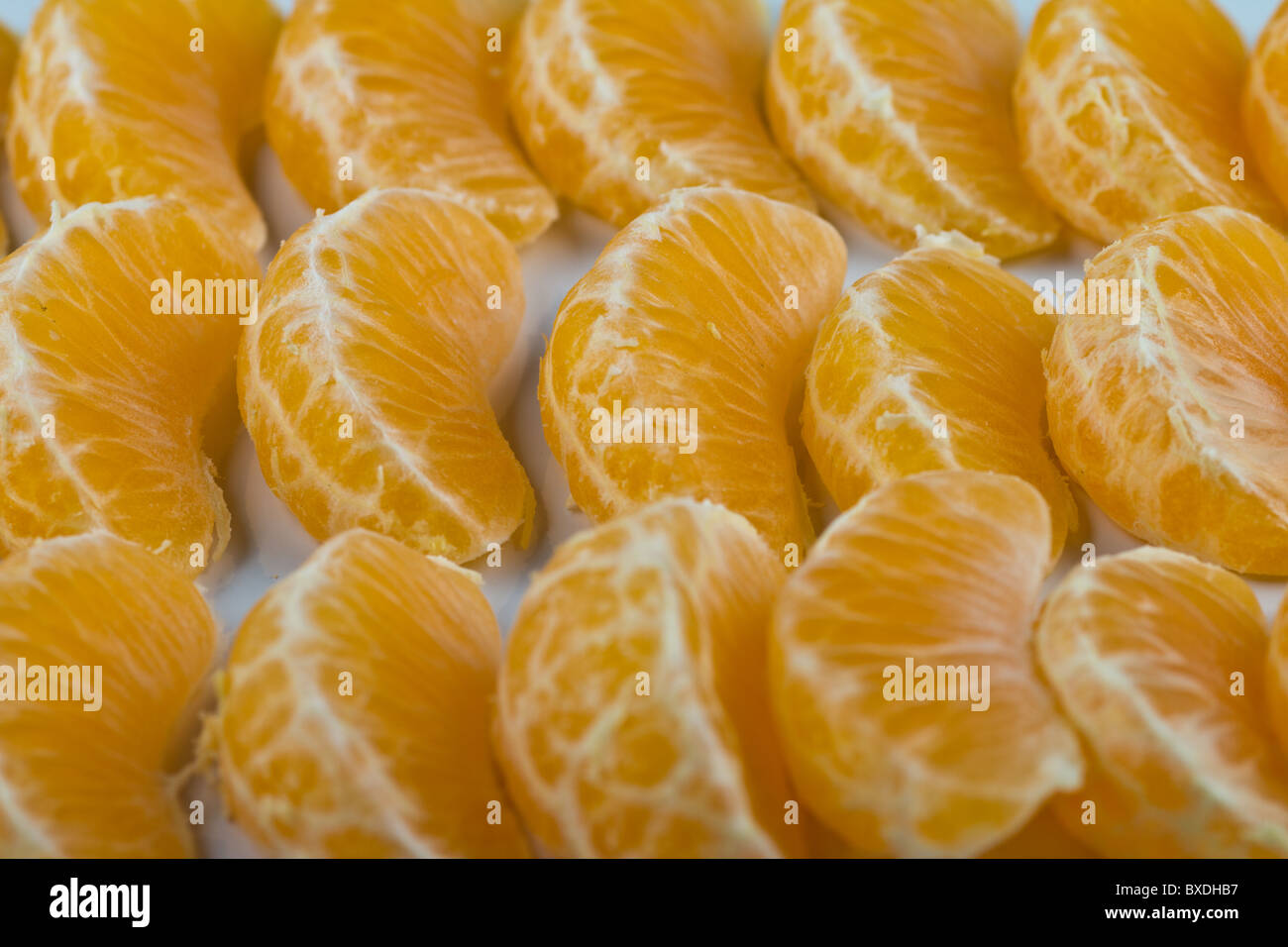 Sbucciate le clementine sulla superficie bianca Foto Stock