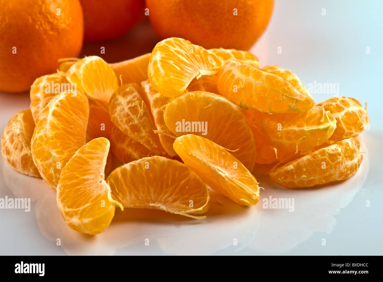 Sbucciate Clementina e il foro clementine sulla superficie bianca Foto Stock