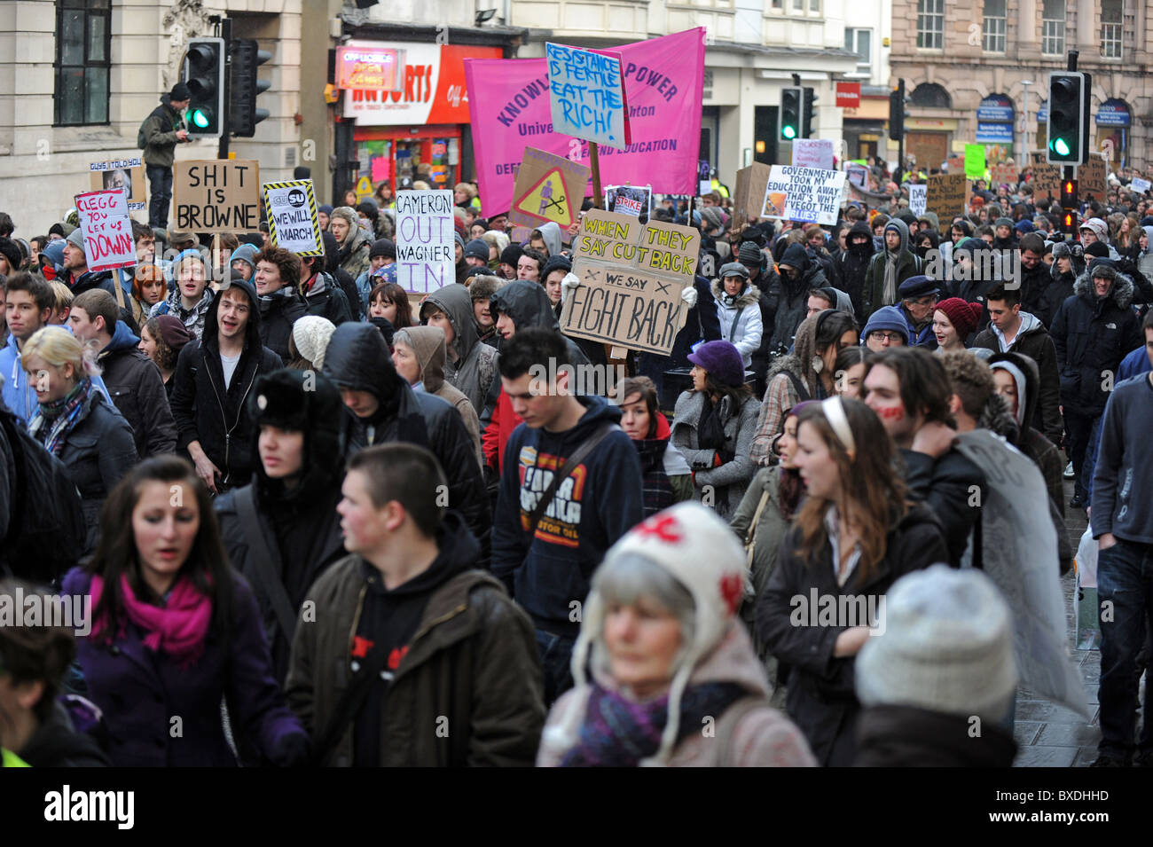 Dimostrazione di massa a Brighton governo contro i tagli al finanziamento dell'istruzione superiore - manifestanti iniziare marciando con cartelli Foto Stock