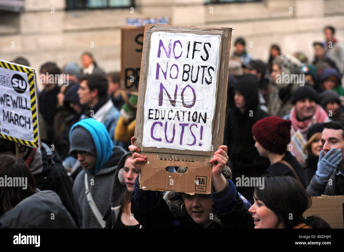 Dimostrazione di massa a Brighton governo contro i tagli al finanziamento dell'istruzione superiore - manifestanti iniziare marciando con cartelli Foto Stock