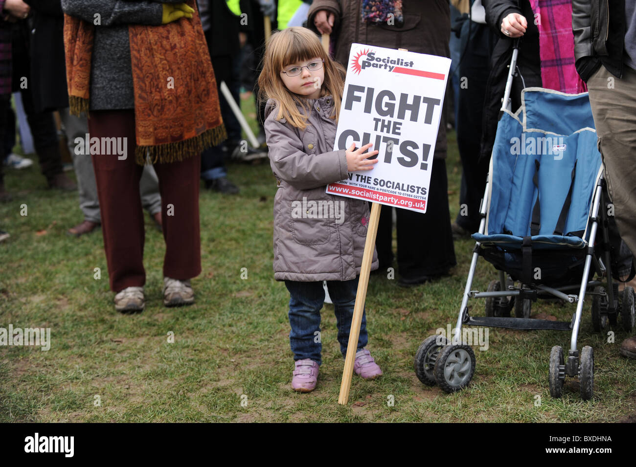 Una giovane ragazza con una lotta contro i tagli sulla targhetta prima una protesta per i tagli operati dal governo al finanziamento dell'istruzione superiore Foto Stock