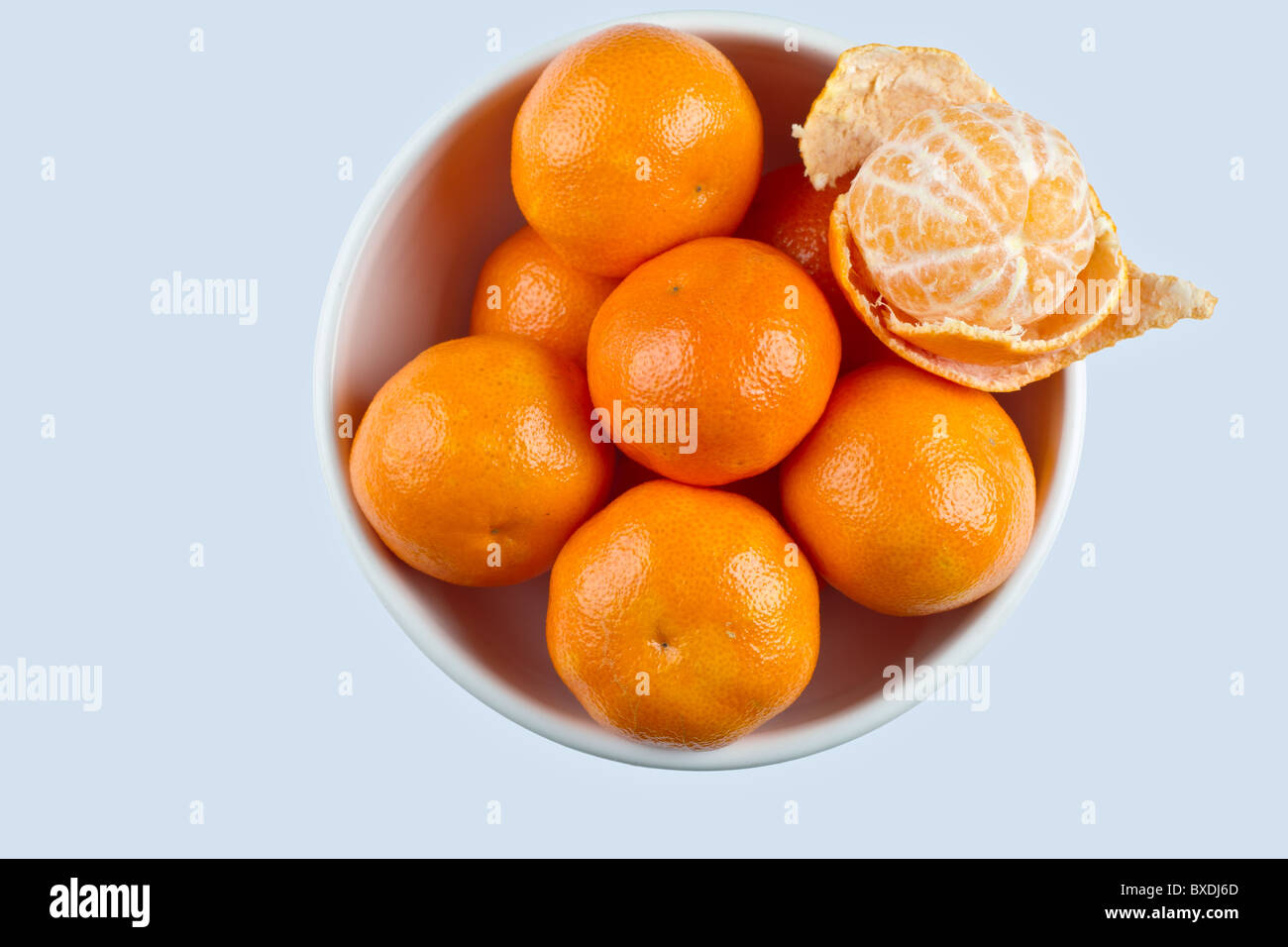 Le clementine in vaschetta bianca sulla superficie bianca Foto Stock