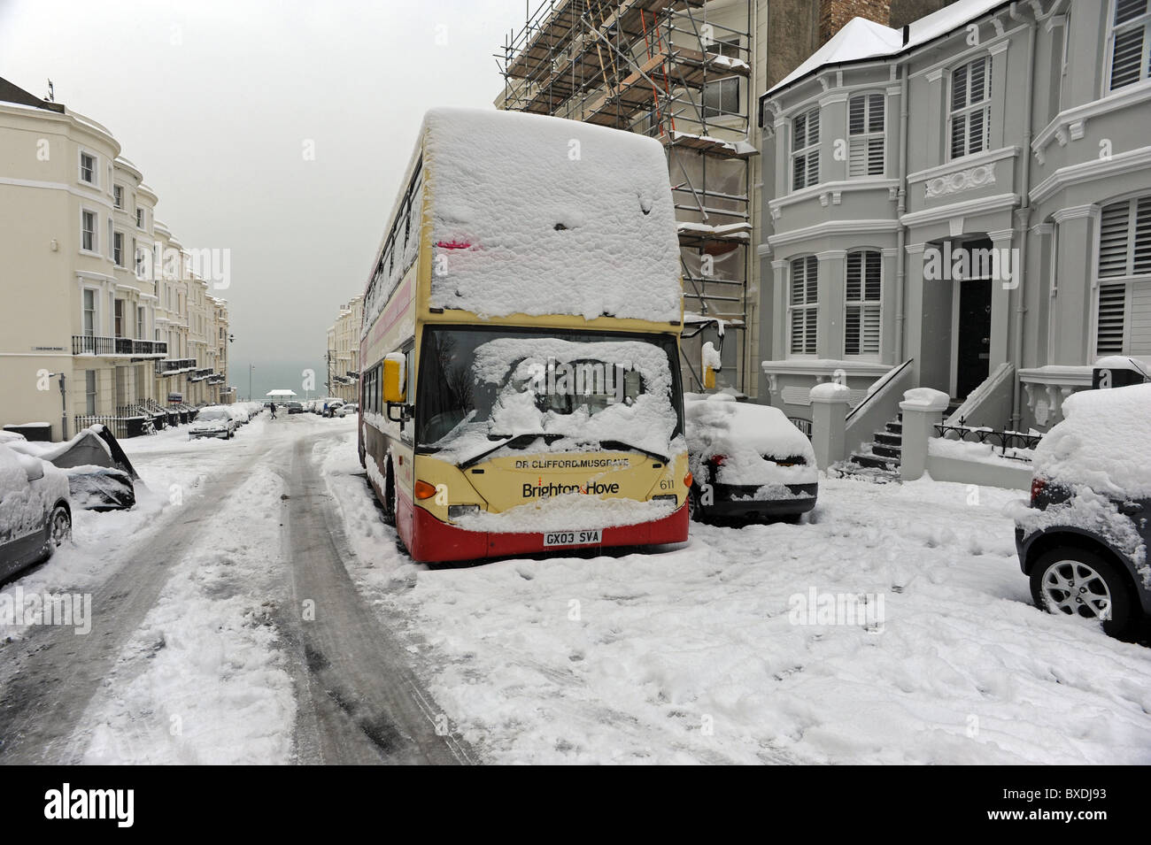 Dopo la nevicata un bus abbandonati si trova nel mezzo di un normalmente trafficata strada in Brighton Foto Stock