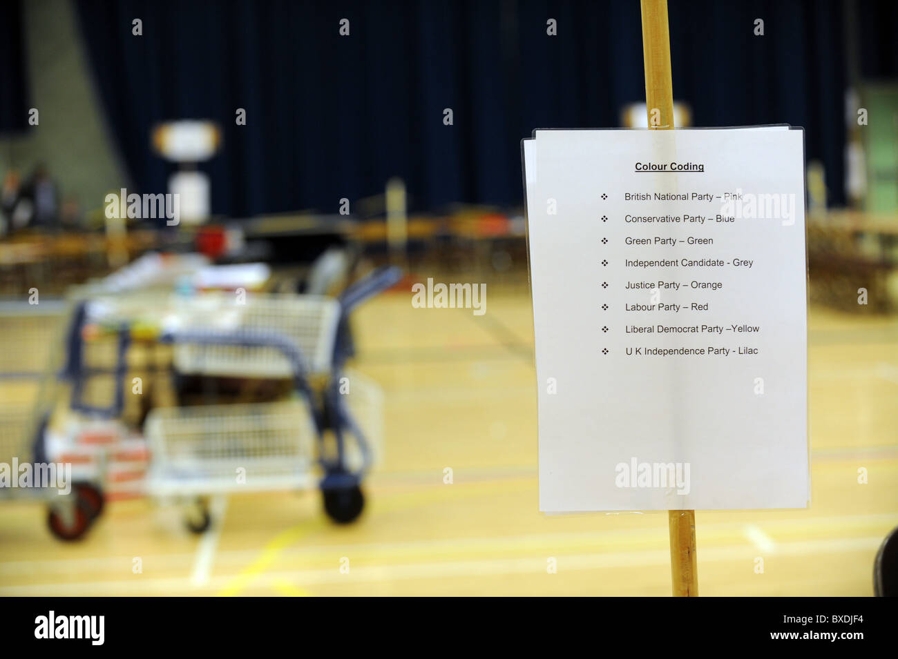 2010 elezione generale conte tenutosi presso il K2 Leisure Centre in Crawley - codici di colore per il conteggio Foto Stock