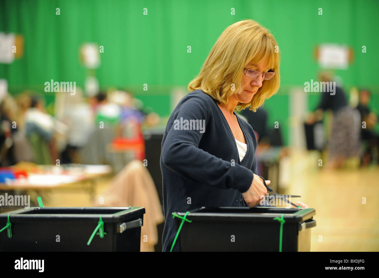 2010 elezione generale conte tenutosi presso il K2 Leisure Centre in Crawley - Le urne sono aperte Foto Stock