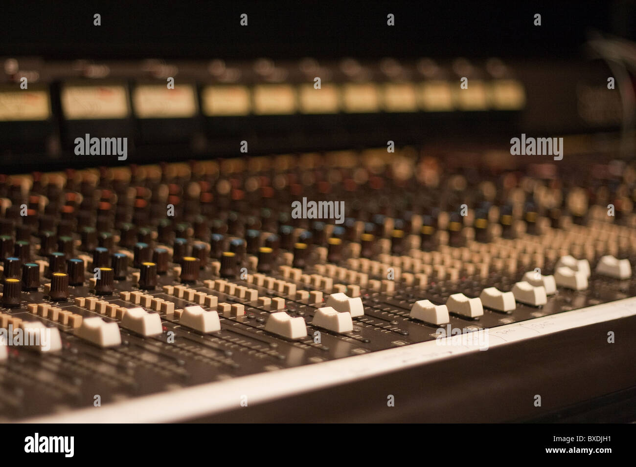 Un vecchio retrò 24 canale audio mixer con cursori, compone e potenziometri Foto Stock