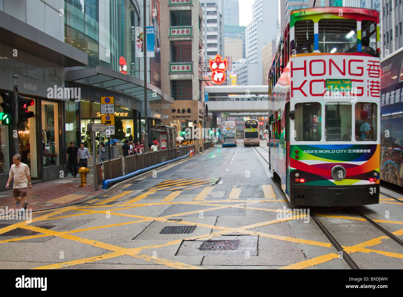 Tram colorati nel distretto Centrale dell'Isola di Hong Kong, Hong Kong tram, hong kong tram, Hong kong, trasporti tram hong kong, tram di hong kong Foto Stock