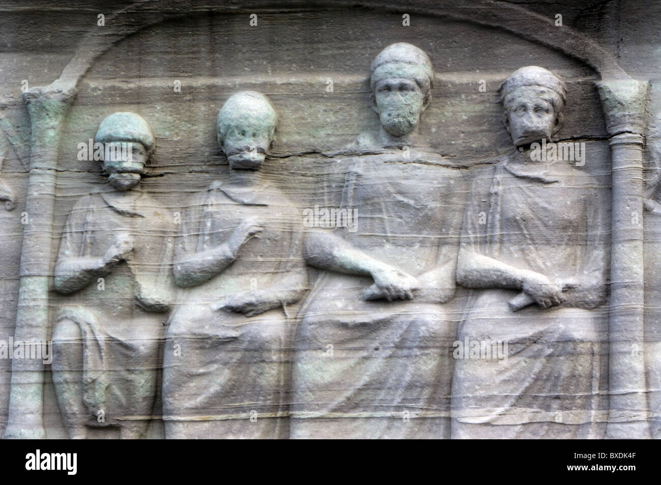 Dettaglio della presentazione dei barbari (faccia Ovest) bassorilievo su piedistallo di marmo dell'obelisco di Teodosio, Istanbul, Turchia. Foto Stock