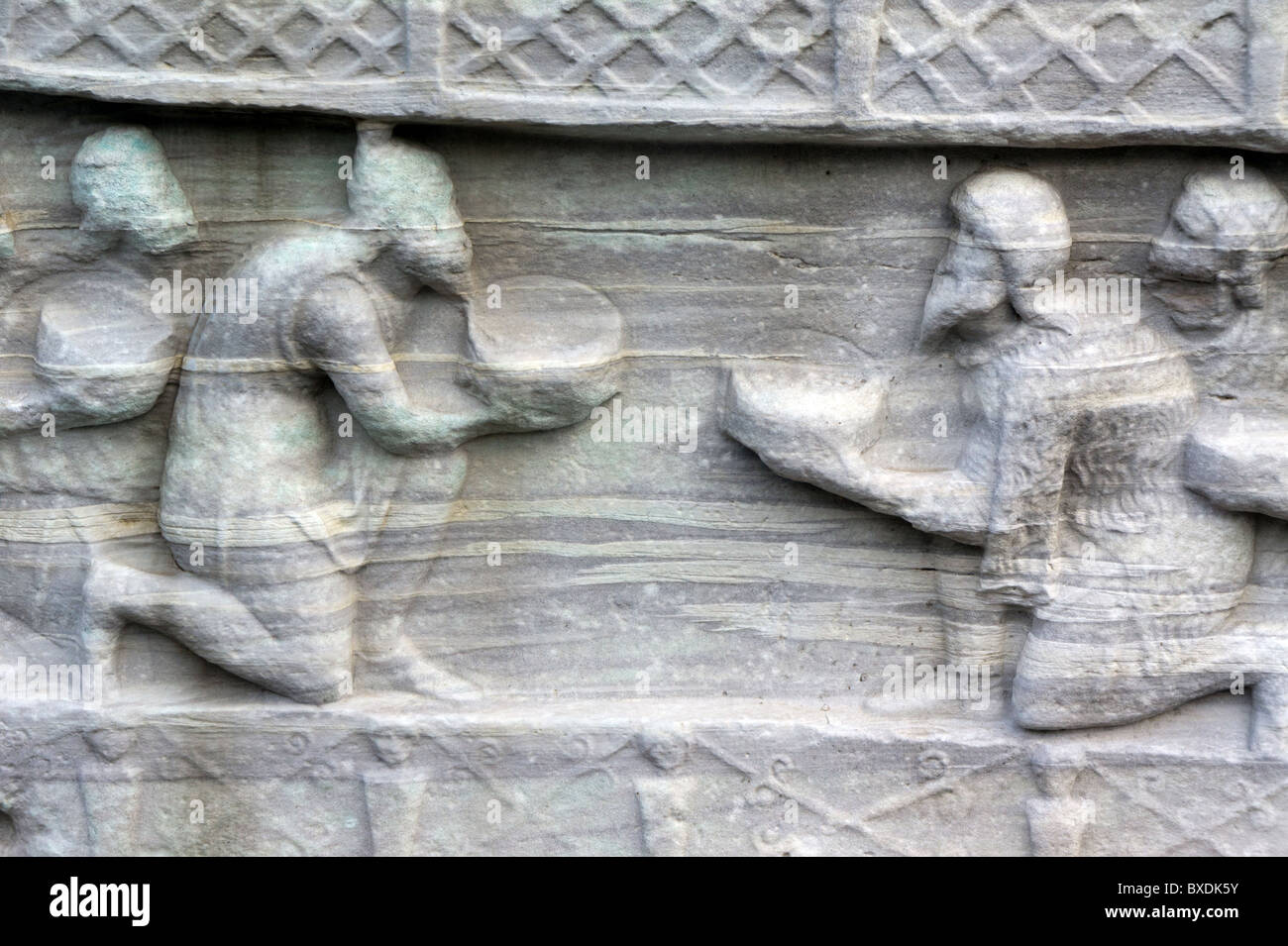 Dettaglio della presentazione dei barbari (faccia Ovest) bassorilievo su piedistallo di marmo dell'obelisco di Teodosio, Istanbul, Turchia. Foto Stock