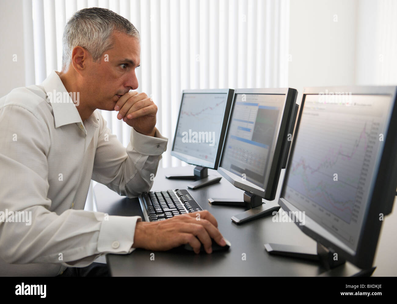 Imprenditore lavora al computer Foto Stock