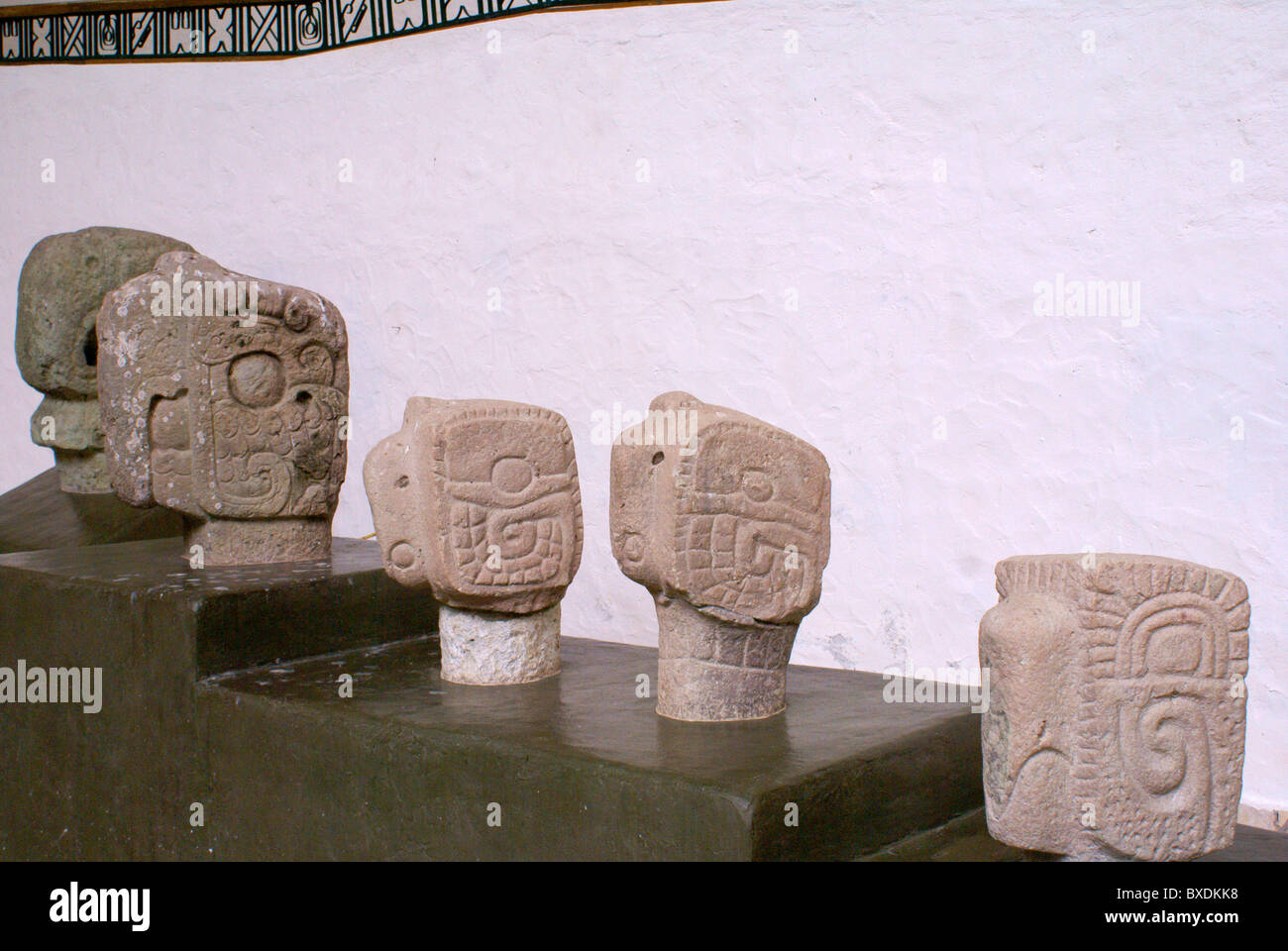 Macaw testa sculture di Copan Museo di Scultura presso le rovine maya di Copan, Honduras, America Centrale Foto Stock