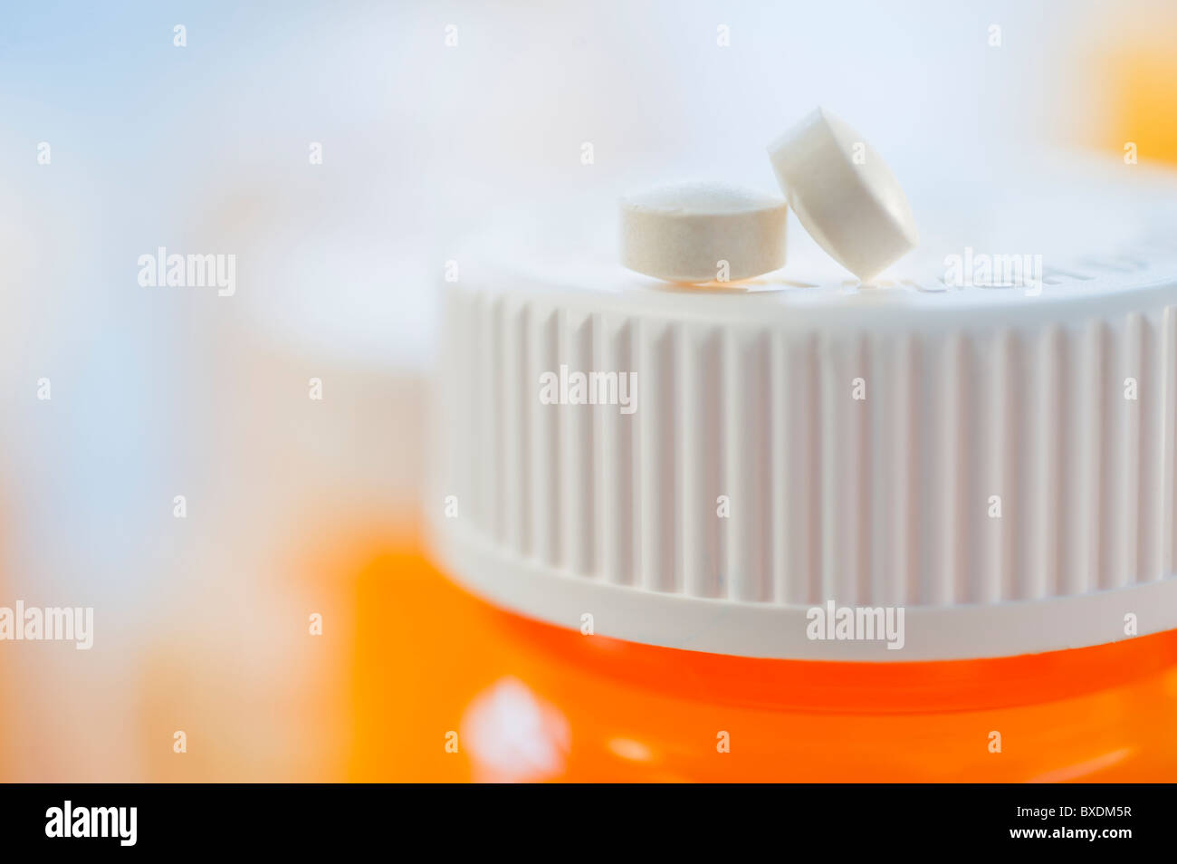 Pillole sulla parte superiore del flacone di farmaco di prescrizione Foto Stock