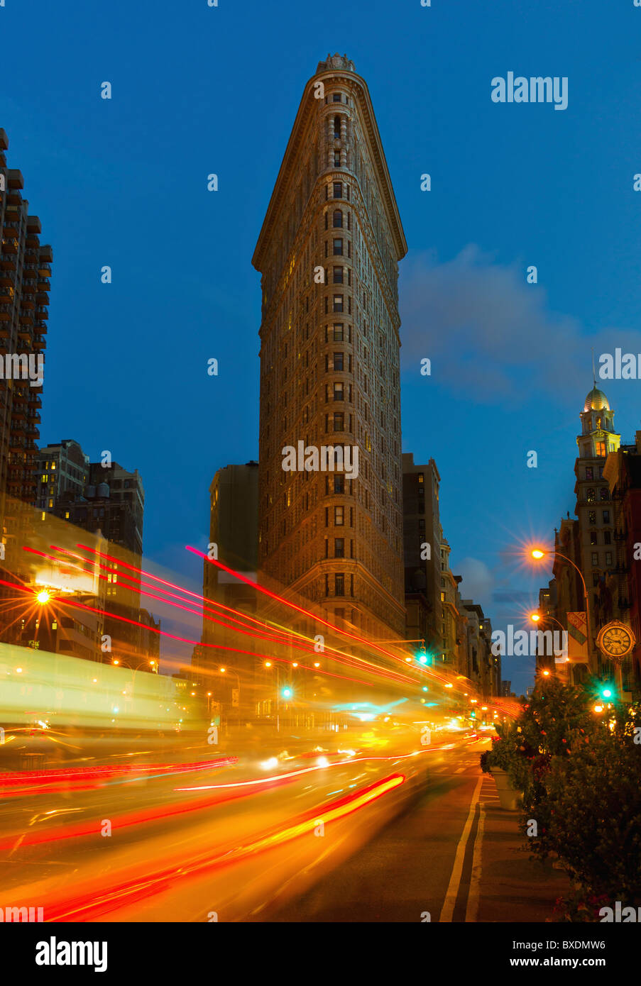 Luci di posizione posteriori durante la notte nella città di New York Foto Stock